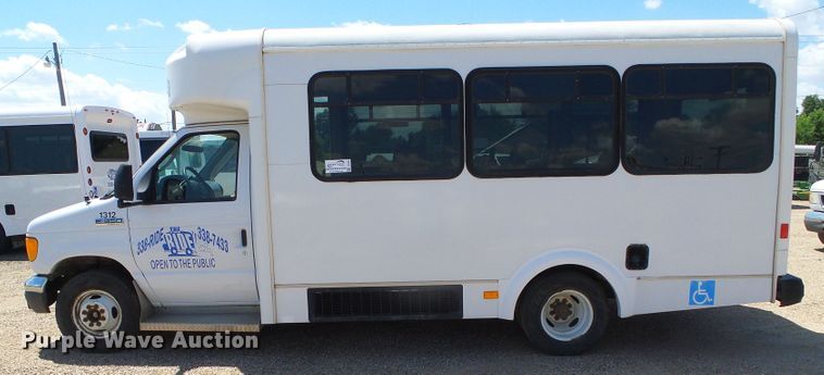 image for item DC5033 2006 Ford E350 Super Duty shuttle bus