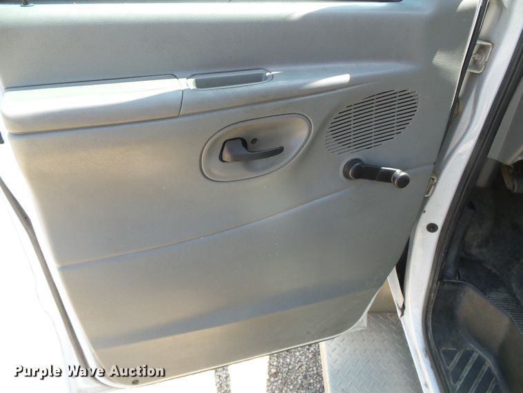 image for item DC5033 2006 Ford E350 Super Duty shuttle bus