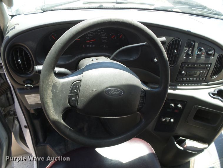 image for item DC5033 2006 Ford E350 Super Duty shuttle bus