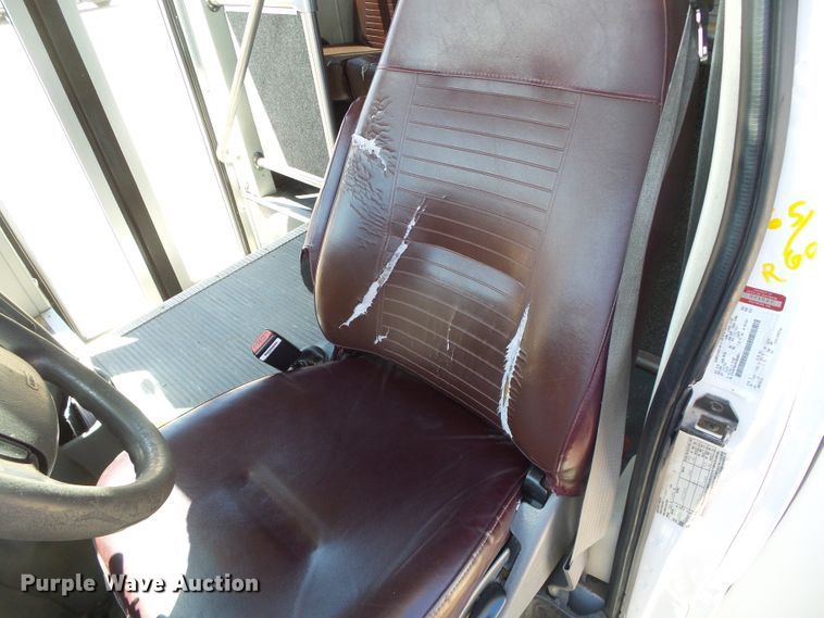 image for item DC5033 2006 Ford E350 Super Duty shuttle bus