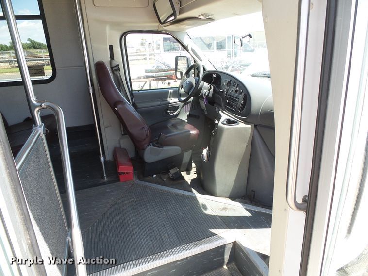 image for item DC5033 2006 Ford E350 Super Duty shuttle bus