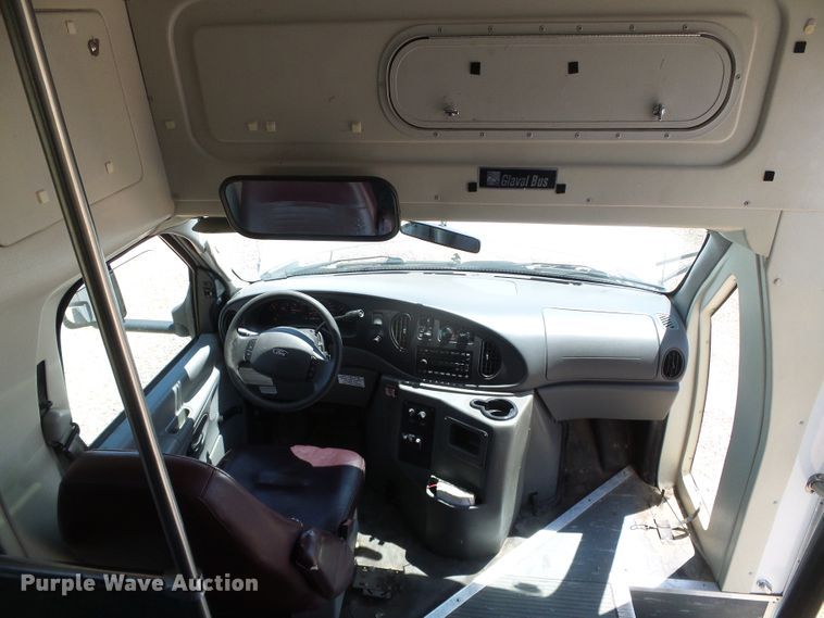 image for item DC5033 2006 Ford E350 Super Duty shuttle bus