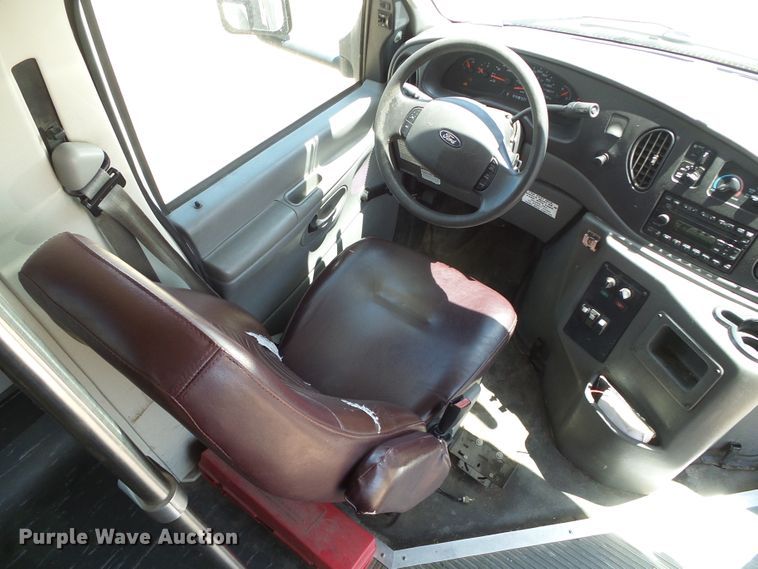 image for item DC5033 2006 Ford E350 Super Duty shuttle bus