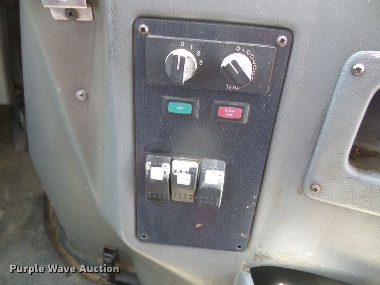 image for item DC5033 2006 Ford E350 Super Duty shuttle bus