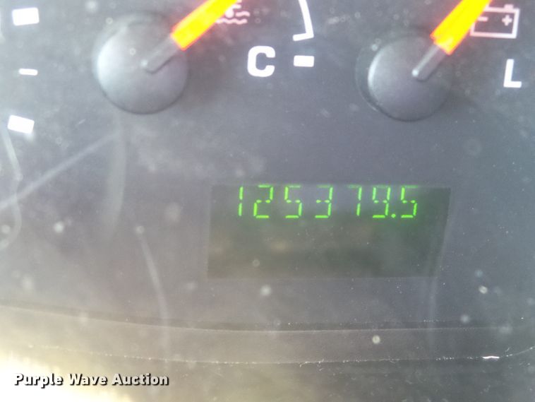 image for item DC5033 2006 Ford E350 Super Duty shuttle bus