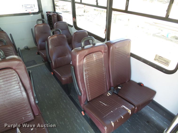 image for item DC5033 2006 Ford E350 Super Duty shuttle bus