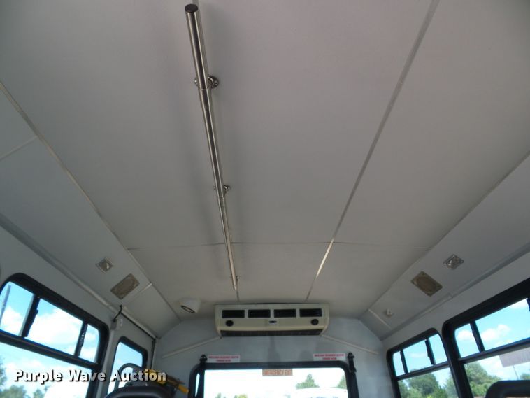 image for item DC5033 2006 Ford E350 Super Duty shuttle bus