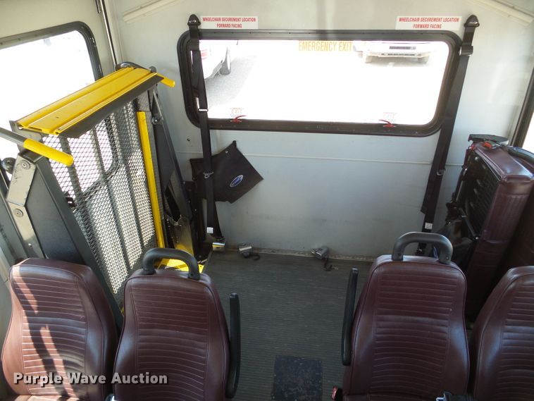 image for item DC5033 2006 Ford E350 Super Duty shuttle bus