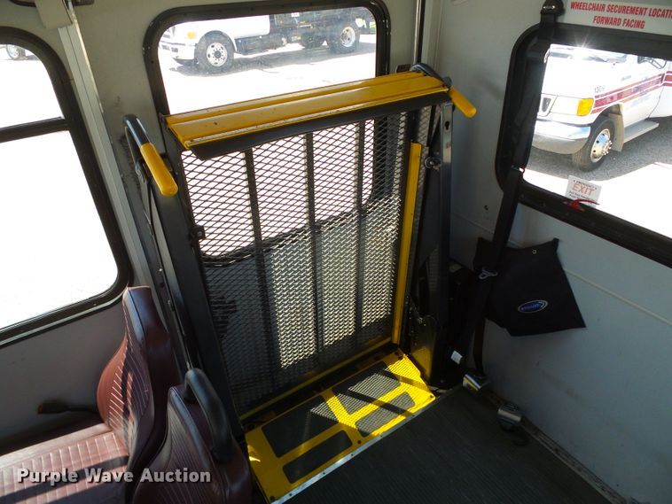 image for item DC5033 2006 Ford E350 Super Duty shuttle bus