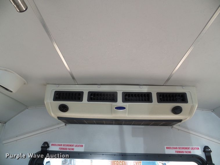 image for item DC5033 2006 Ford E350 Super Duty shuttle bus