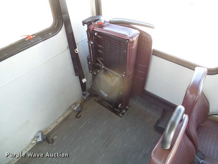 image for item DC5033 2006 Ford E350 Super Duty shuttle bus