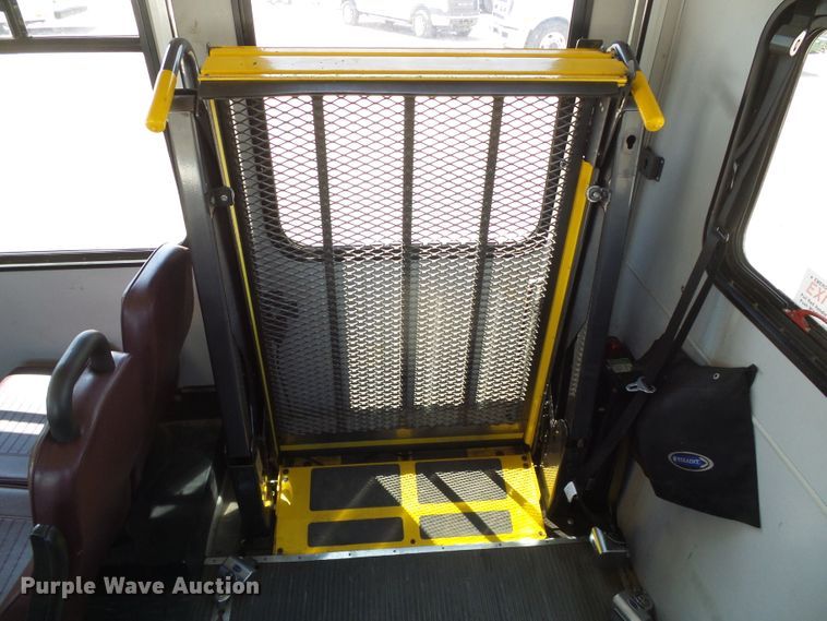 image for item DC5033 2006 Ford E350 Super Duty shuttle bus