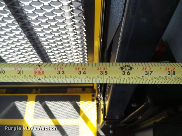 image for item DC5033 2006 Ford E350 Super Duty shuttle bus