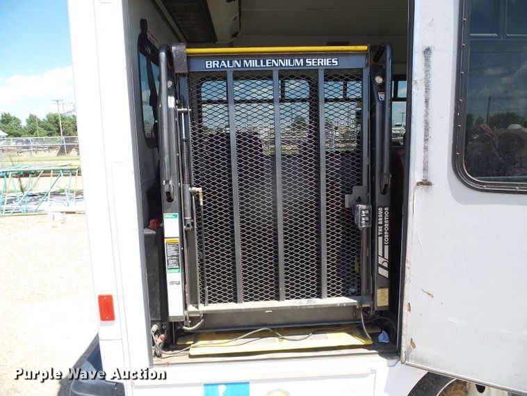 image for item DC5033 2006 Ford E350 Super Duty shuttle bus