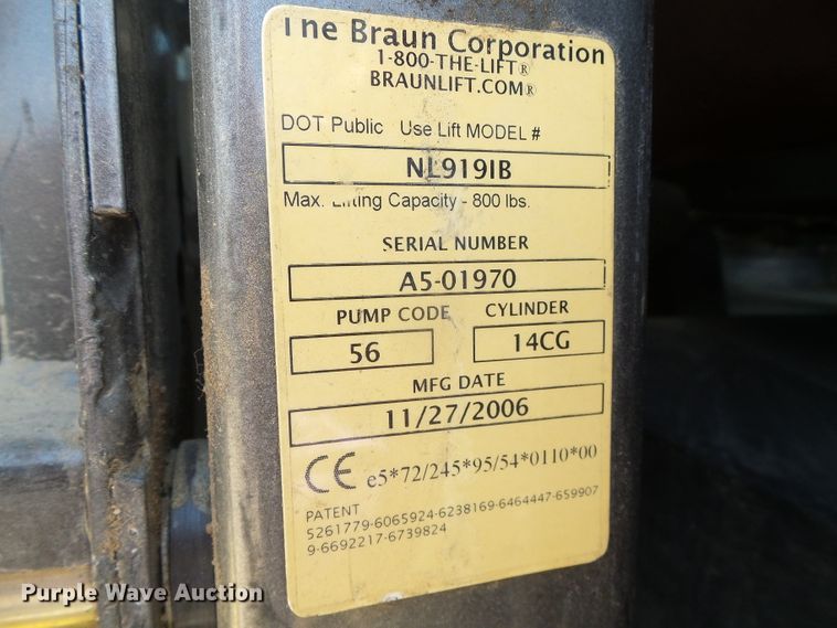 image for item DC5033 2006 Ford E350 Super Duty shuttle bus