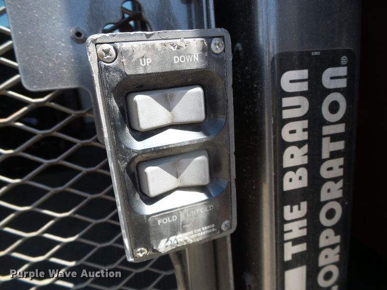 image for item DC5033 2006 Ford E350 Super Duty shuttle bus