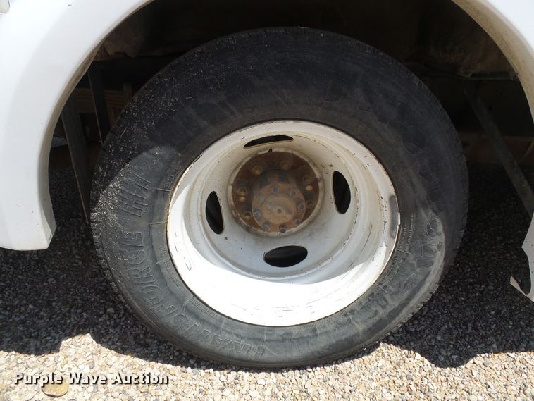 image for item DC5033 2006 Ford E350 Super Duty shuttle bus