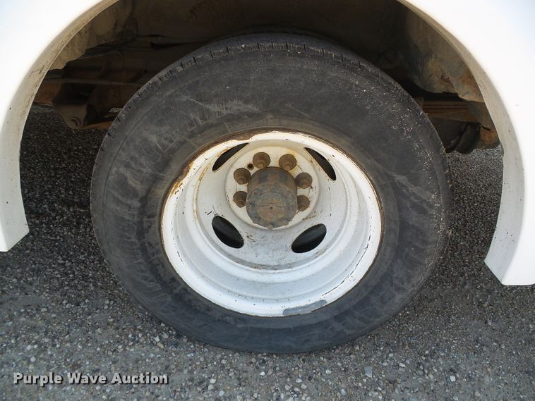 image for item DC5033 2006 Ford E350 Super Duty shuttle bus