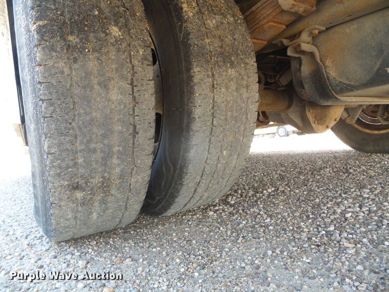 image for item DC5033 2006 Ford E350 Super Duty shuttle bus