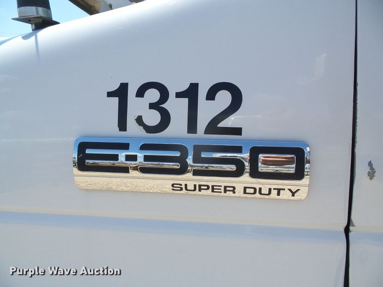 image for item DC5033 2006 Ford E350 Super Duty shuttle bus