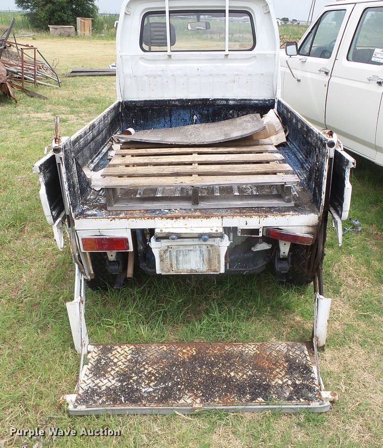 image for item DC5043 2001 Suzuki V-DD51B mini truck