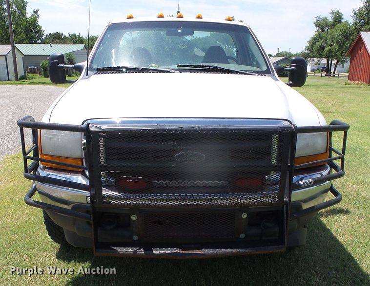 image for item DC5118 2001 Ford F350 Super Duty XLT pickup truck cab and chassis