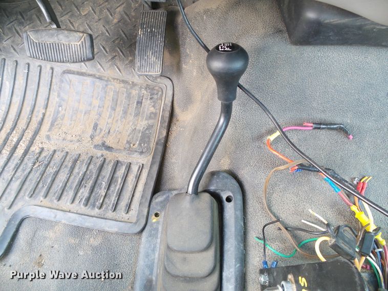 image for item DC5118 2001 Ford F350 Super Duty XLT pickup truck cab and chassis