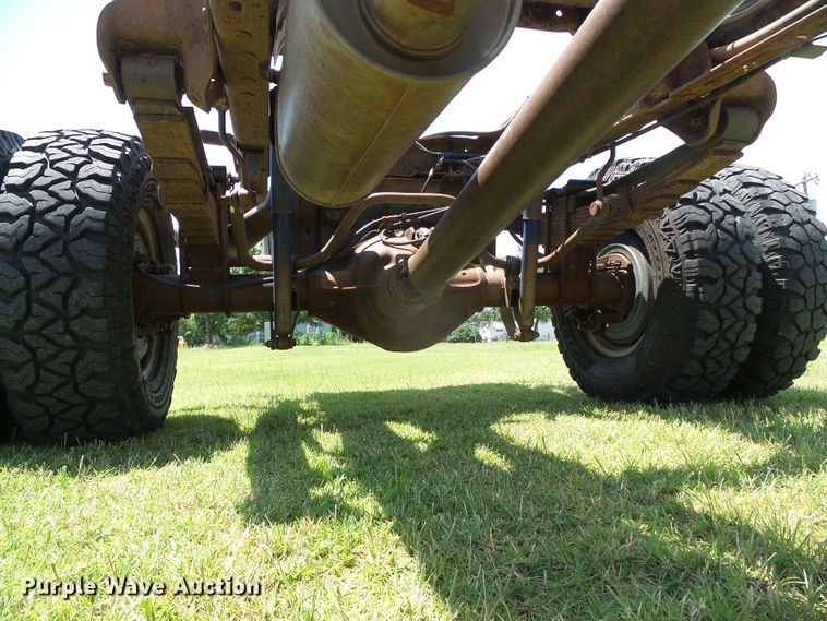 image for item DC5118 2001 Ford F350 Super Duty XLT pickup truck cab and chassis