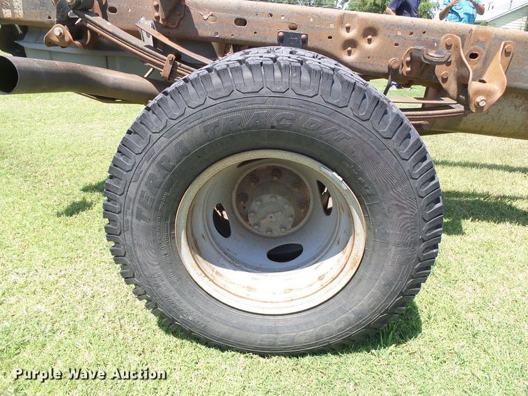 image for item DC5118 2001 Ford F350 Super Duty XLT pickup truck cab and chassis