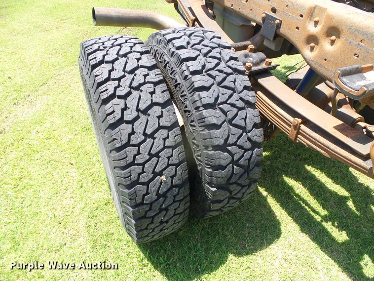 image for item DC5118 2001 Ford F350 Super Duty XLT pickup truck cab and chassis