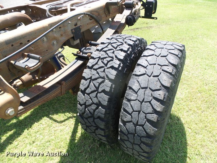 image for item DC5118 2001 Ford F350 Super Duty XLT pickup truck cab and chassis