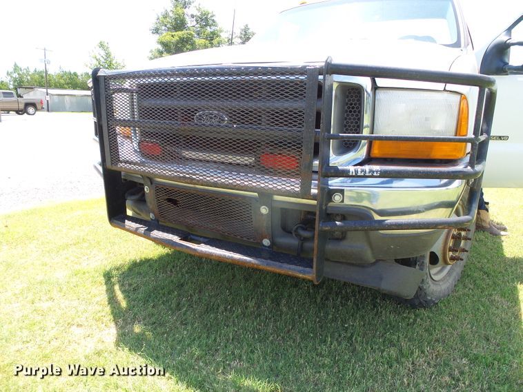 image for item DC5118 2001 Ford F350 Super Duty XLT pickup truck cab and chassis