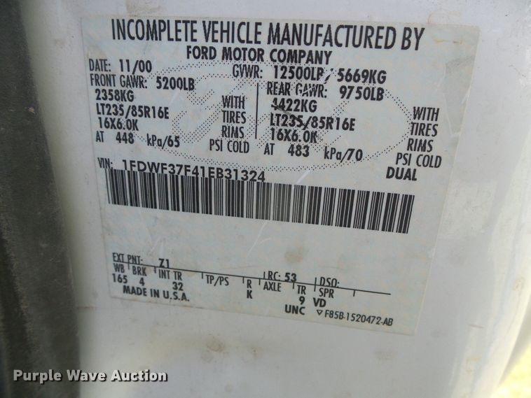 image for item DC5118 2001 Ford F350 Super Duty XLT pickup truck cab and chassis