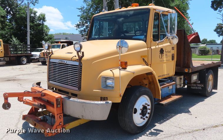 image for item DD6223 2001 Freightliner FL70 flatbed truck
