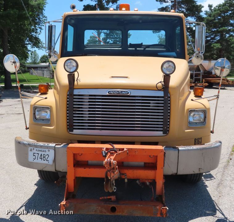 image for item DD6223 2001 Freightliner FL70 flatbed truck