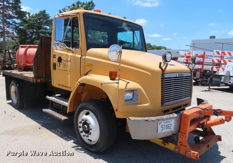 image for item DD6223 2001 Freightliner FL70 flatbed truck