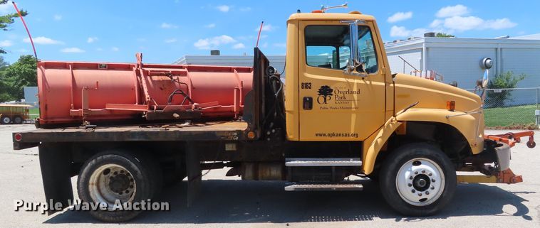 image for item DD6223 2001 Freightliner FL70 flatbed truck