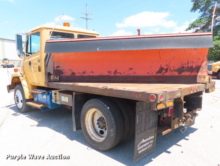 image for item DD6223 2001 Freightliner FL70 flatbed truck