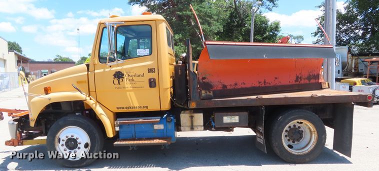 image for item DD6223 2001 Freightliner FL70 flatbed truck