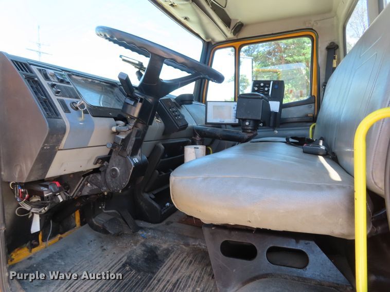 image for item DD6223 2001 Freightliner FL70 flatbed truck