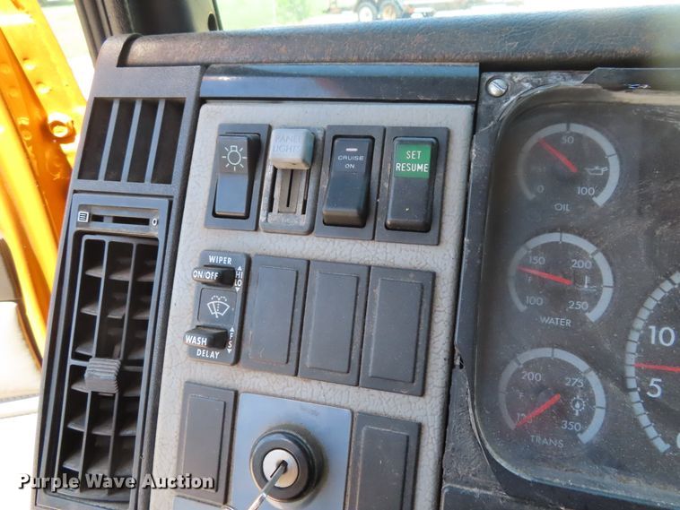 image for item DD6223 2001 Freightliner FL70 flatbed truck