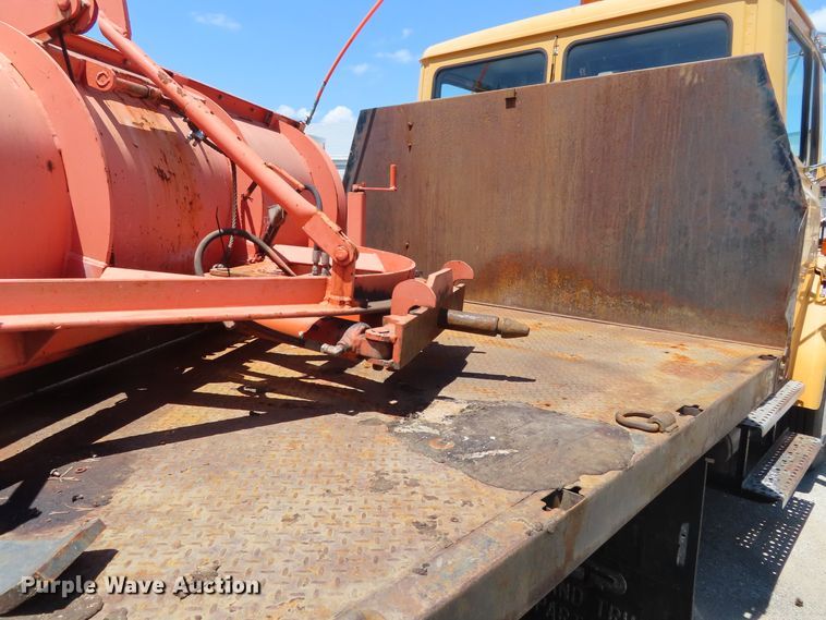 image for item DD6223 2001 Freightliner FL70 flatbed truck