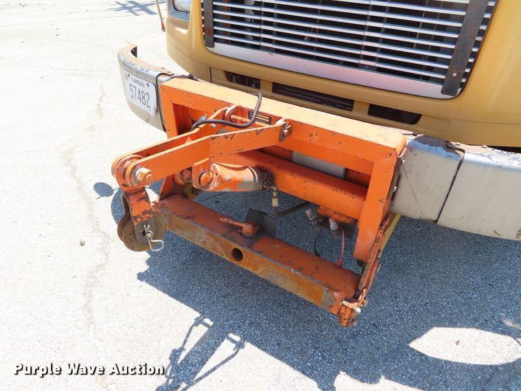 image for item DD6223 2001 Freightliner FL70 flatbed truck