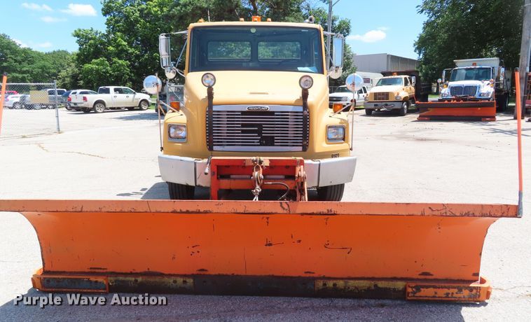 image for item DD6225 2001 Freightliner FL70 flatbed truck