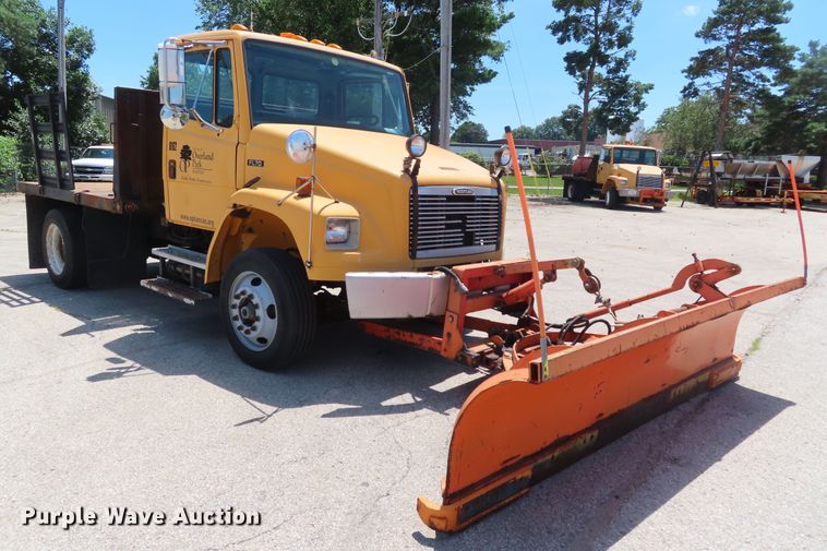 image for item DD6225 2001 Freightliner FL70 flatbed truck