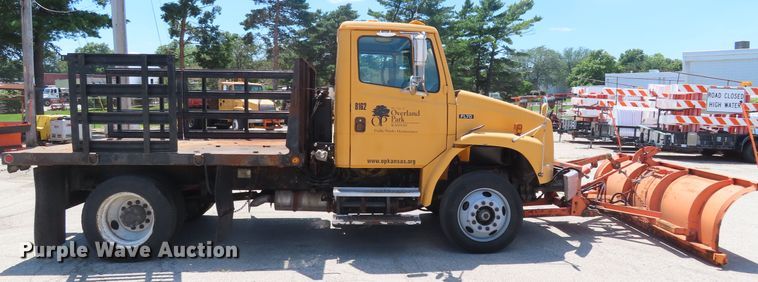 image for item DD6225 2001 Freightliner FL70 flatbed truck
