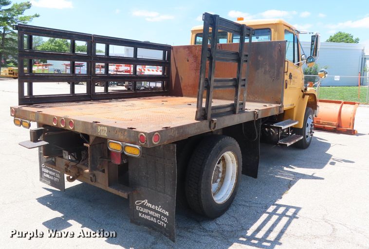 image for item DD6225 2001 Freightliner FL70 flatbed truck