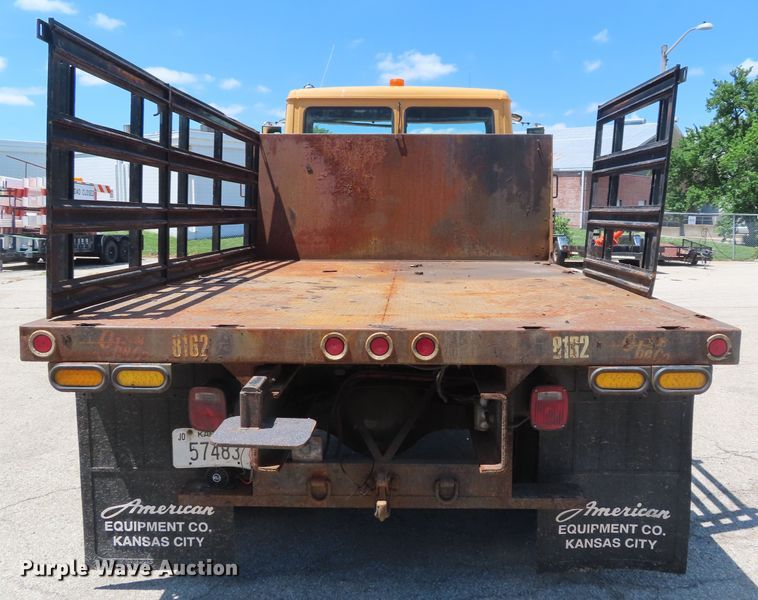 image for item DD6225 2001 Freightliner FL70 flatbed truck