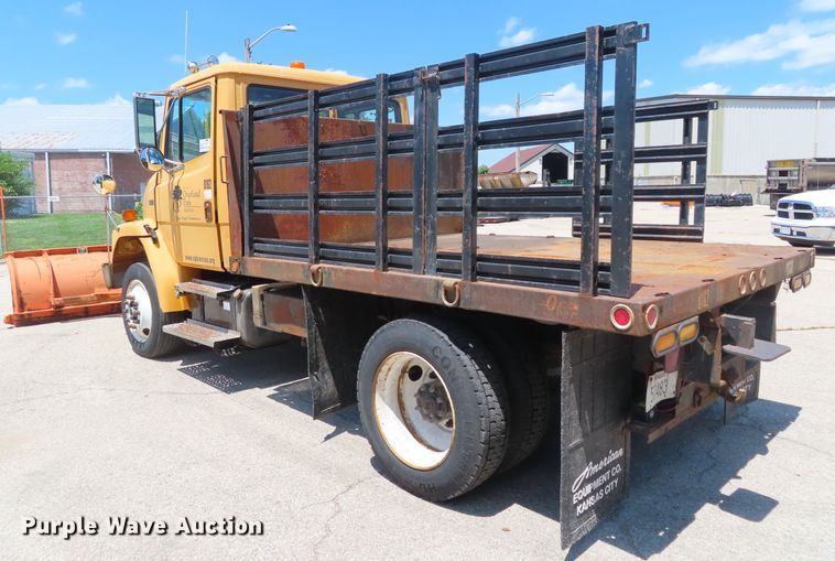 image for item DD6225 2001 Freightliner FL70 flatbed truck