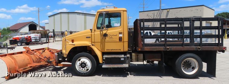 image for item DD6225 2001 Freightliner FL70 flatbed truck